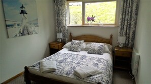 3 soverom, skrivebord, strykejern/-brett og reiseseng for barn