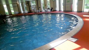 Inomhuspool och utomhuspool