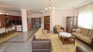 Appartamento, 3 camere da letto, vista piscina | Area soggiorno
