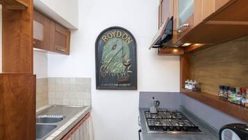 Fridge, microwave, oven, coffee/tea maker