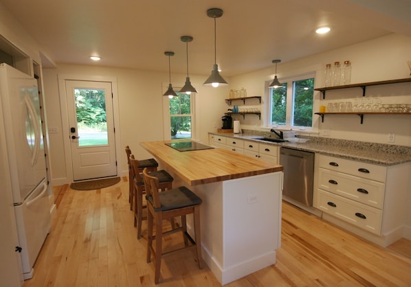 Frigorifero, microonde, forno, piano cottura