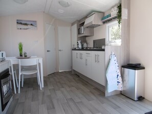 Geladeira, micro-ondas, cooktop, cafeteira/chaleira