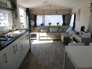 Réfrigérateur, four à micro-ondes, surface de cuisson, cafetière-théière