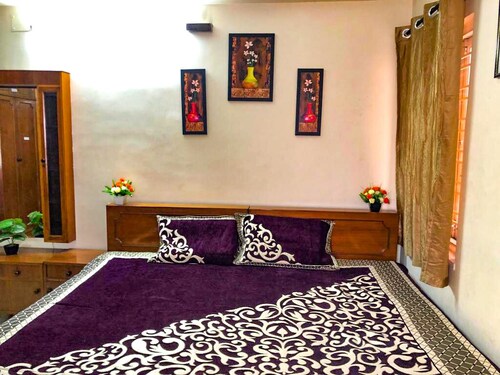 Spacious, sunny, 3 bedroom apartment in the heart of the city