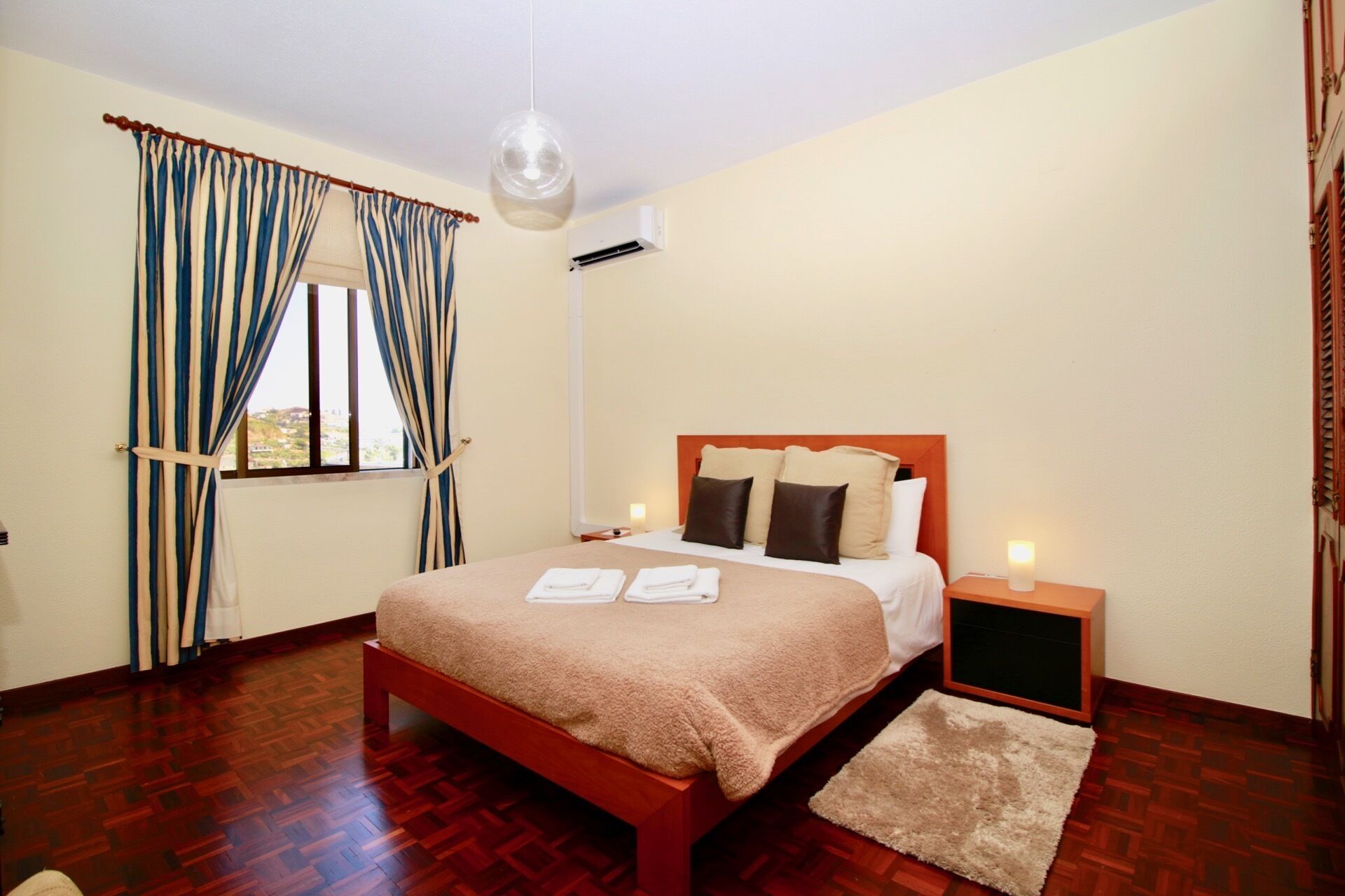 8 dormitorios, tabla de planchar con plancha, wifi y ropa de cama
