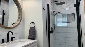 Douche, baignoire Ă jets, sĂšche-cheveux, bidet
