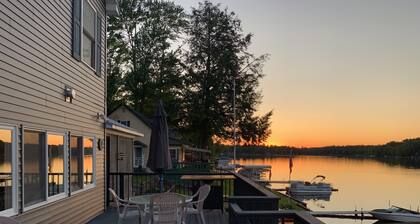 Panther Lake Waterfront Ganzjähriges Haus mit Dock und Deck am Wasser.