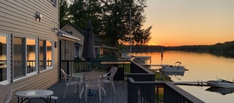 Panther Lake Waterfront året rundt hus med dock og dekk, på vannet.