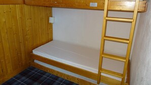A bunk bed with a wooden ladder and a plaid-patterned floor. - Ski-in/ski-out & foot of the slopes, 17th floor, view resort, tv, 29m², Les Arcs (Les Arcs)