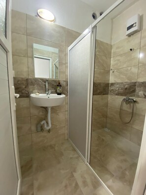 Căn hộ Grand, 3 phòng ngủ, quang cảnh thung lũng | Phòng tắm | Buồng tắm vòi sen, máy sấy tóc, dép đi trong nhà, khăn tắm 
