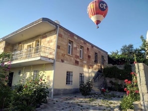 Grand-Apartment, 3 Schlafzimmer, Talblick | Blick auf den Innenhof