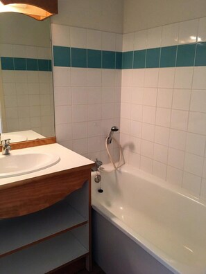 Bathtub - Ground floor, view mountain, terrace, parking, tv, ski locker, 36m², La Joue du Loup (Agnières-en-Dévoluy)