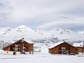 Exterior - Ground floor, view mountain, terrace, parking, tv, ski locker, 36m², La Joue du Loup (Agnières-en-Dévoluy)