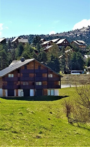 Exterior - Ground floor, view mountain, terrace, parking, tv, ski locker, 36m², La Joue du Loup (Agnières-en-Dévoluy)