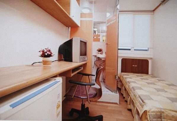 Single Room, 1 Single Bed, Private Bathroom