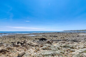 On the beach - Charming oceanfront house with incredible beach views, BBQ area & firepit (York)