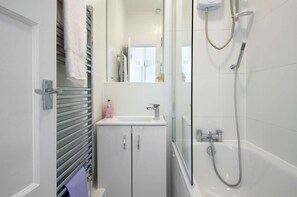 Bathtub, hair dryer, towels - Central London 2 bedroom apartment up to 7 people (London)