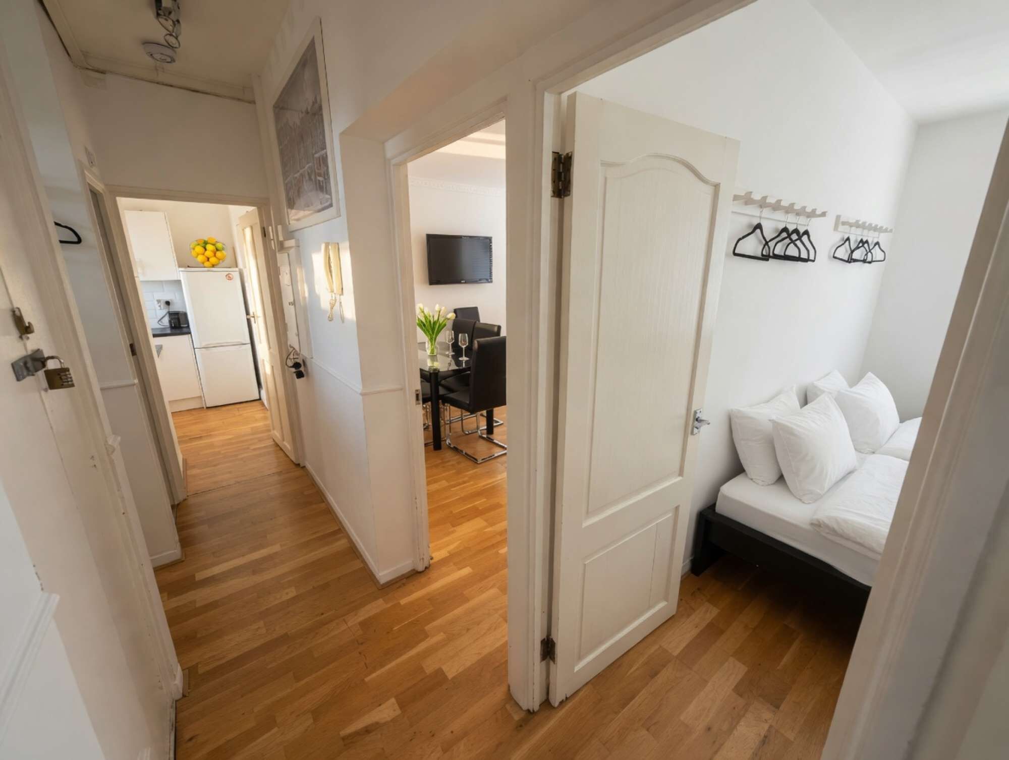 2 habitaciones, tabla de planchar con plancha, wifi y ropa de cama 