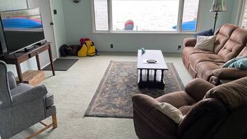 智能电视、DVD 播放器、书、立体声音响