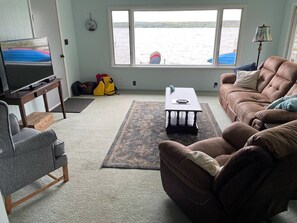 Smart TV, DVD player, books, stereo