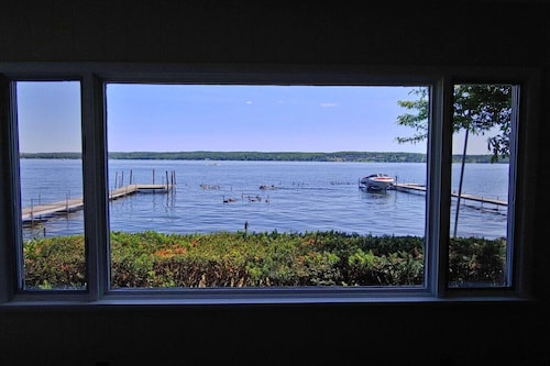 LAKE Getaway w GREAT VIEWS + dock+ fire pit + BBQ