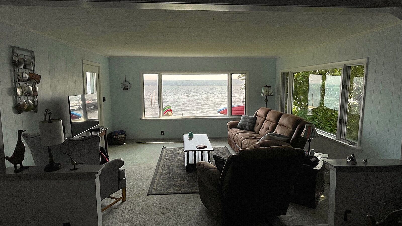 TV connectée, lecteur de DVD, livres, chaîne hi-fi