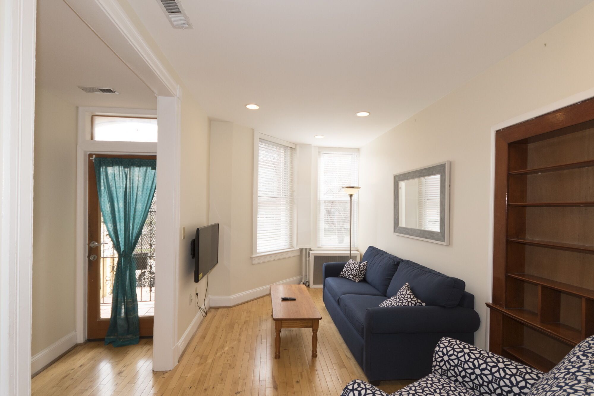 FAMILY  SPOT  NEAR  HISTORIC SITES, W/ Off-Street Parking