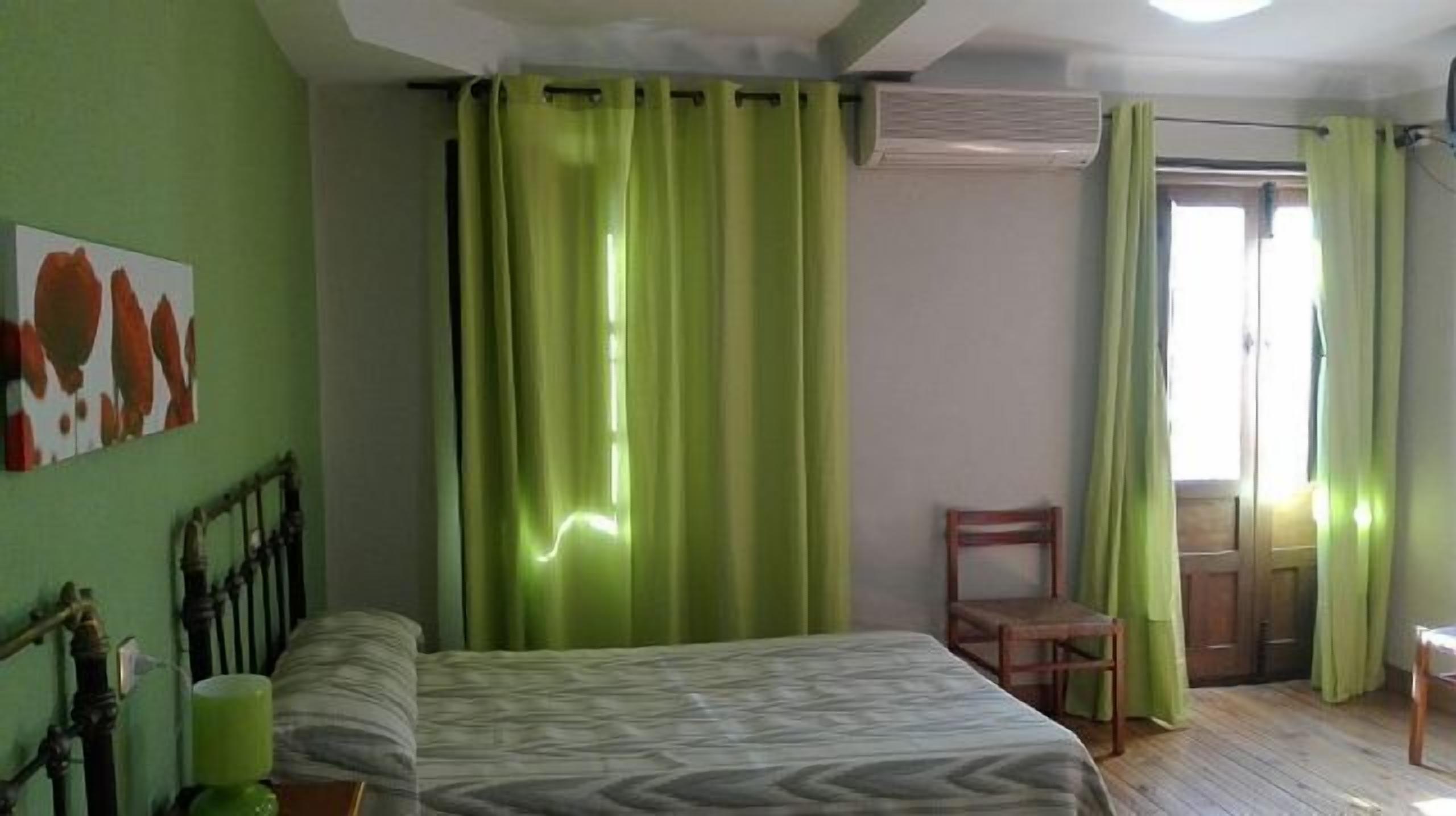 5 habitaciones, tabla de planchar con plancha y ropa de cama 