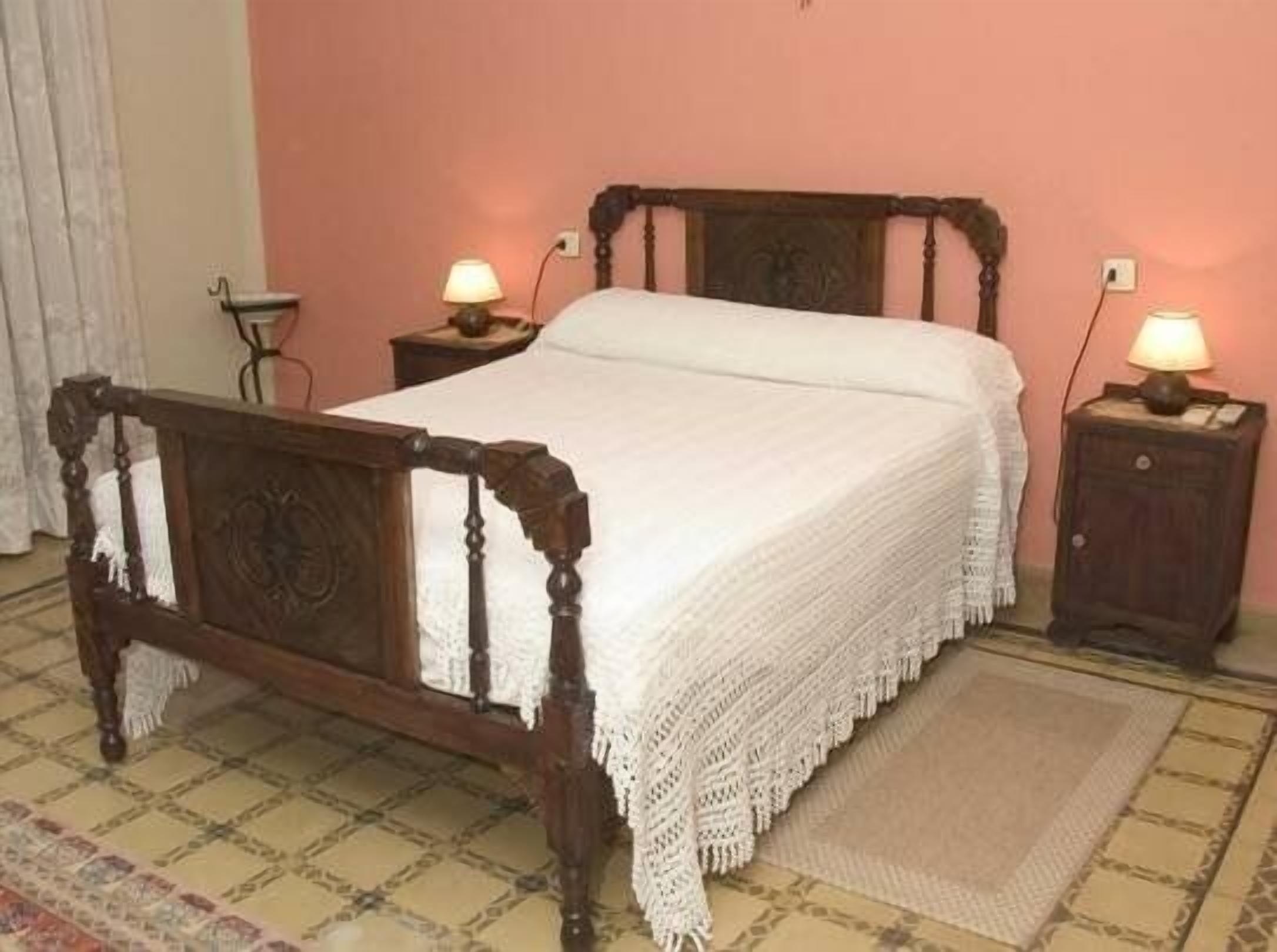 5 bedrooms, iron/ironing board, bed sheets