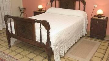 5 bedrooms, iron/ironing board, bed sheets