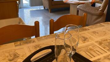 TV, fireplace, table tennis, books