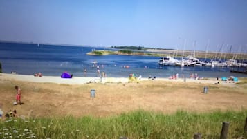 Plage à proximité, chaises longues