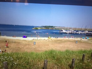 Vlak bij het strand, ligstoelen