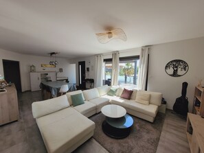 تلفزيون ذكي، ألعاب فيديو، مشغل دي في دي، كُتُب