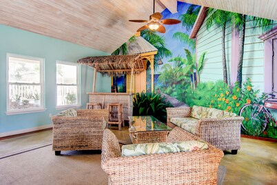 Beautiful townhouse with pool & patio - short walk to beach