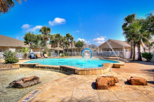 Beautiful townhouse with pool & patio - short walk to beach