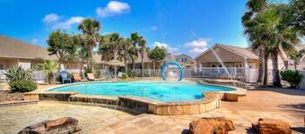 Beautiful townhouse with pool & patio - short walk to beach