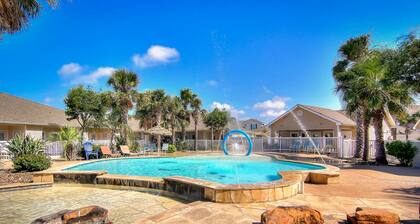 Beautiful townhouse with pool & patio - short walk to beach