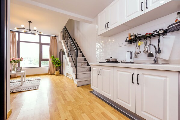 Familienapartment, 1 Schlafzimmer, Nichtraucher, Hügelblick | Eigene Küche | Kühlschrank, Herdplatte, Kochgeschirr/Geschirr/Besteck