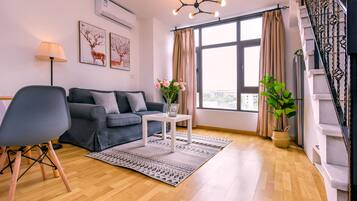 Familienapartment, 1 Schlafzimmer, Nichtraucher, Hügelblick | Wohnzimmer