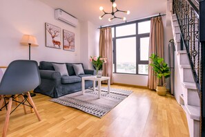 Familienapartment, 1 Schlafzimmer, Nichtraucher, Hügelblick | Wohnzimmer