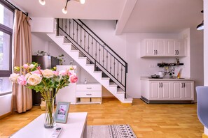 Familienapartment, 1 Schlafzimmer, Nichtraucher, Hügelblick | Wohnbereich