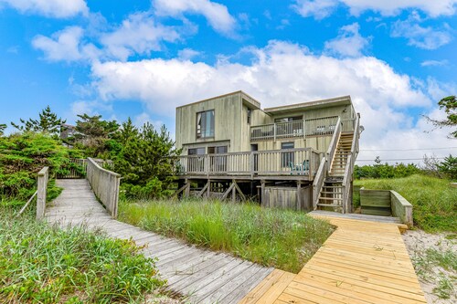 Large Home with Ocean Views, Fireplace, and Gas Grill - Dogs Welcome
