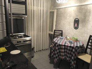 Fridge, oven, electric kettle, spices - Tbilisi center/ 3 bedroom apartment (Dzveli Tbilisi)