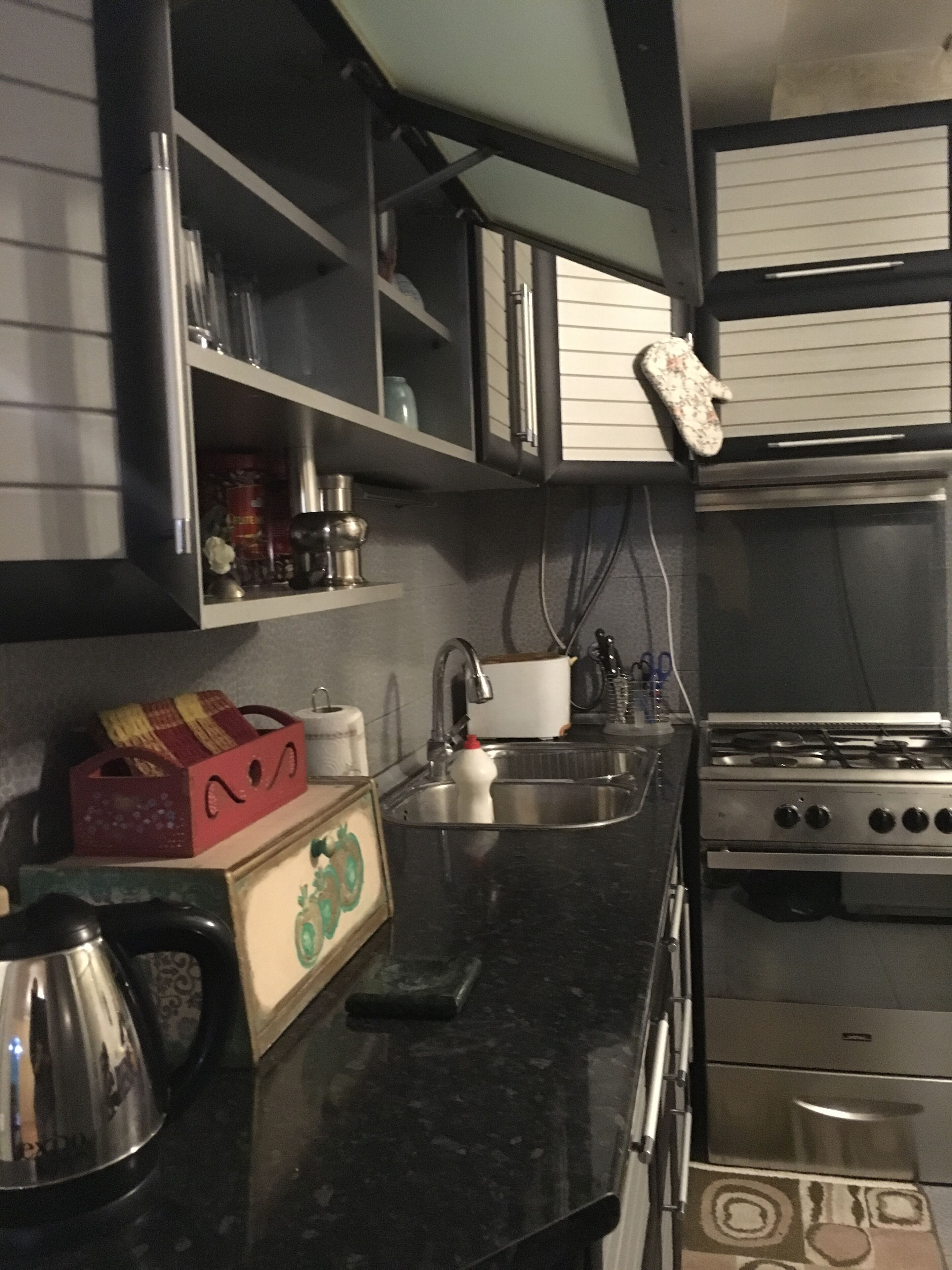 Kühlschrank, Ofen, Wasserkocher, Gewürze