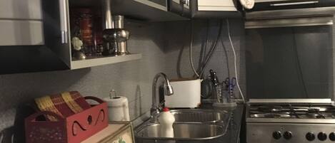 冷蔵庫、オーブン、電気ポット、香辛料