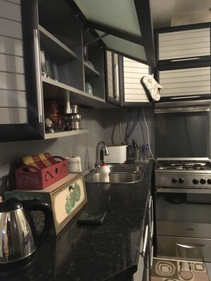 Kühlschrank, Ofen, Wasserkocher, Gewürze