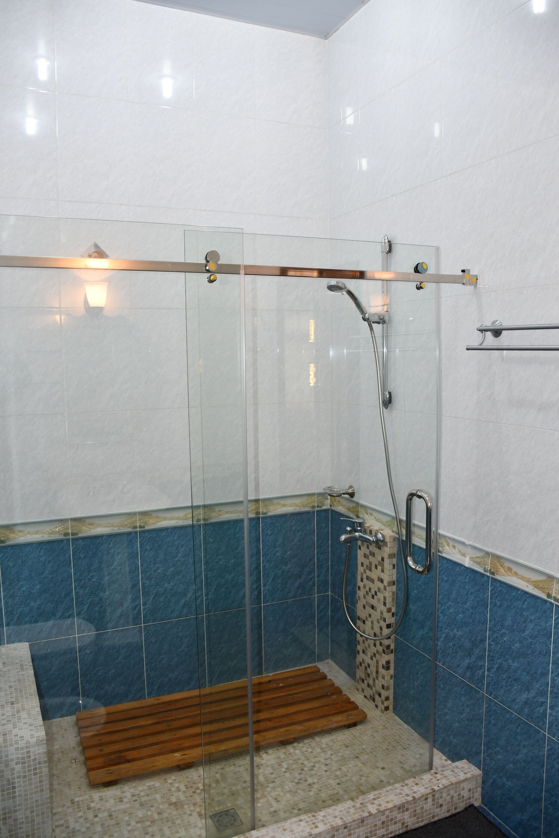 Phòng đôi tiện nghi đơn giản, 1 giường cỡ king, quang cảnh vườn | Buồng tắm vòi sen