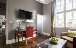 TV, books - Contemporary Bright Ground Floor Pimlico, Westminster near Victoria Station (London)