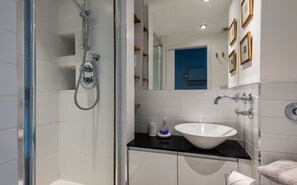Dusche, Haartrockner, Handtücher, Seife